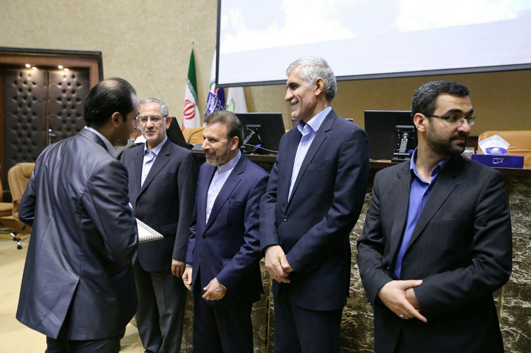 دریافت لوح سپاس از وزیر سال 95