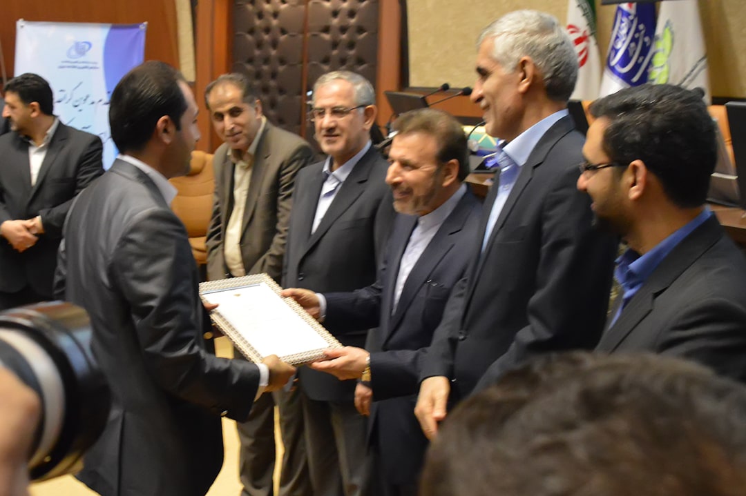 دریافت لوح سپاس از وزیر سال 95